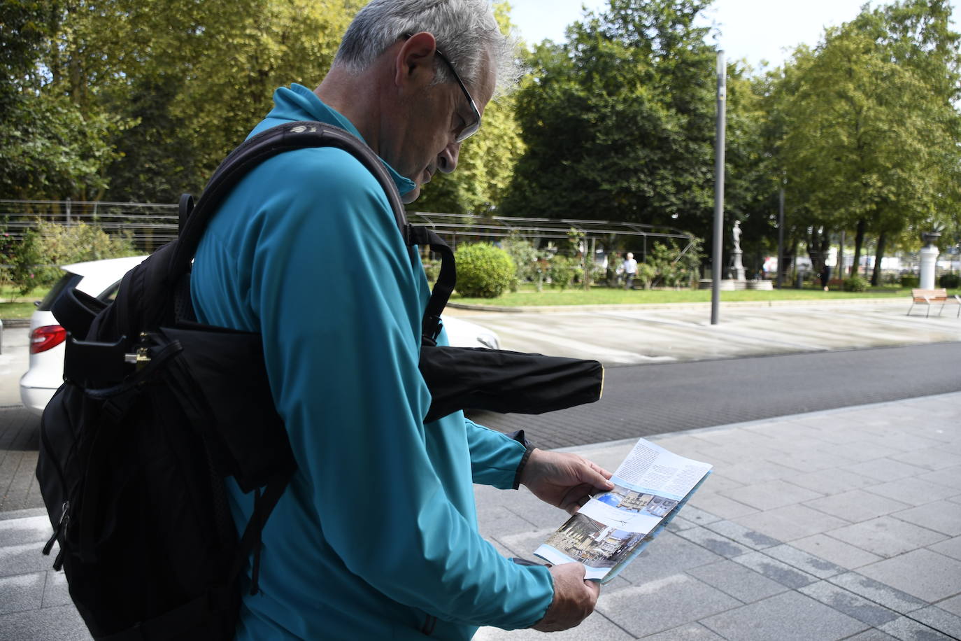 Los turistas afrontan el mal tiempo en Asturias