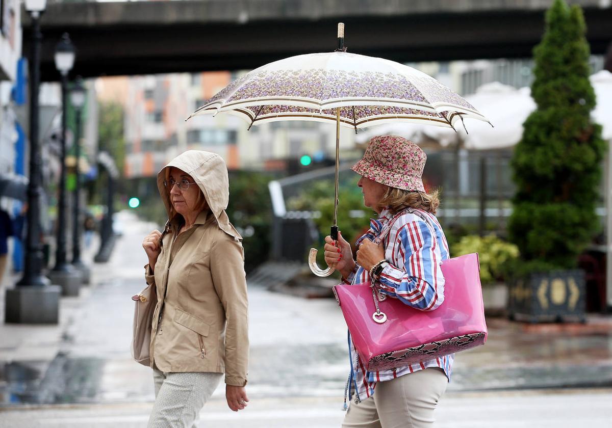 Los turistas afrontan el mal tiempo en Asturias