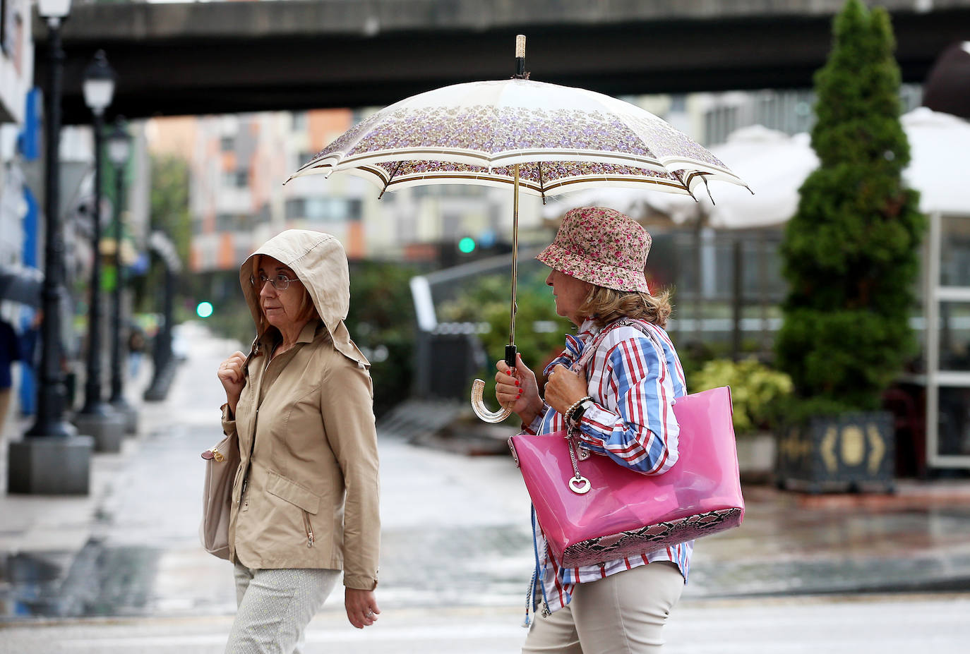 Los turistas afrontan el mal tiempo en Asturias