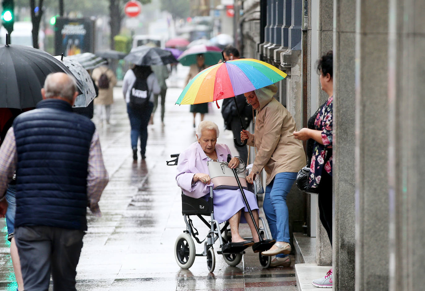 Los turistas afrontan el mal tiempo en Asturias