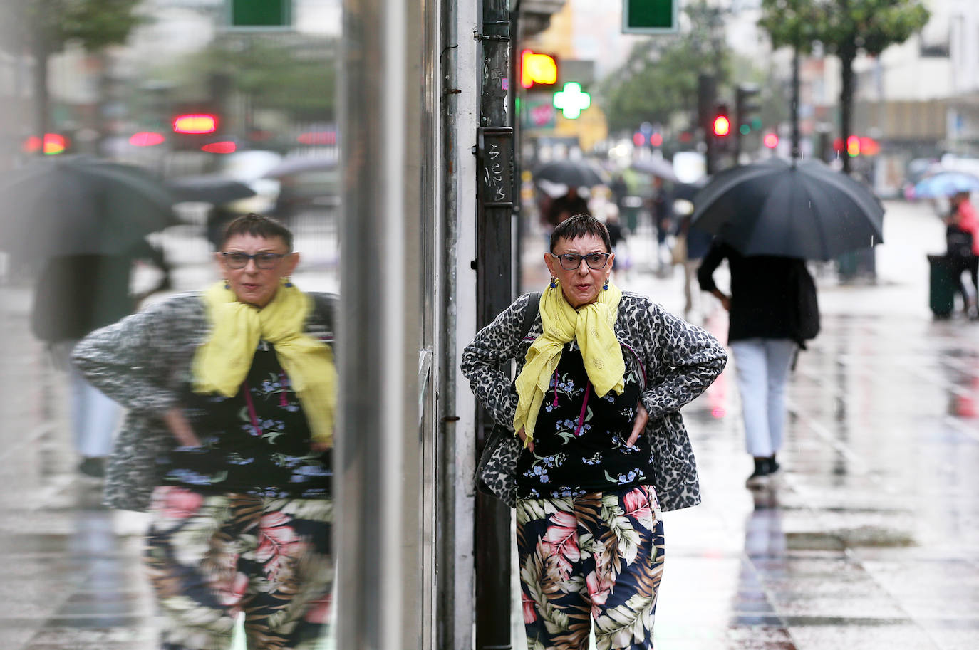 Los turistas afrontan el mal tiempo en Asturias