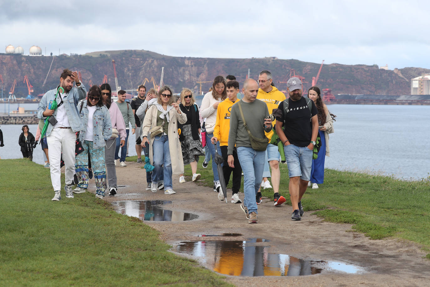 Los turistas afrontan el mal tiempo en Asturias