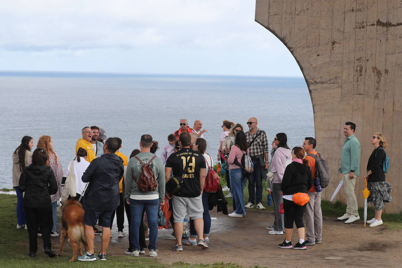 Los turistas afrontan el mal tiempo en Asturias