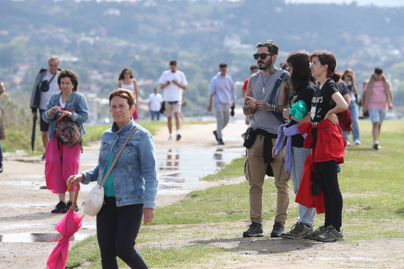 Los turistas afrontan el mal tiempo en Asturias