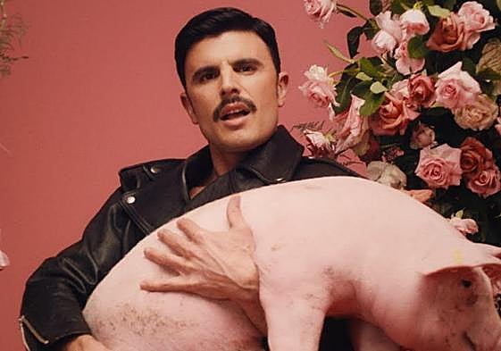 Rodrigo Cuevas, en un fotograma del videoclip de 'Más animal'.