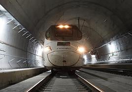 Unidad S-130 en el interior de la variante de Pajares, durante la primera sesión de los ensayos de fiabilidad.