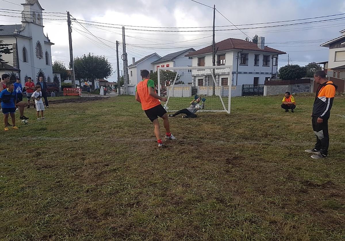 Uno de los partidos de fútbol que pusieron el broche a La Regalina.