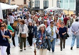 Una guía, ayer, con un grupo de turistas en El Fontán.