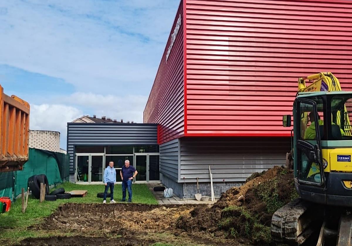 El alcalde, Iván Fernández, visitó ayer las obras del complejo deportivo en Las Vegas.