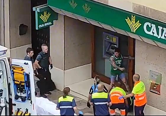 El detenido propina una segunda patada al agente herido, ya en el suelo.