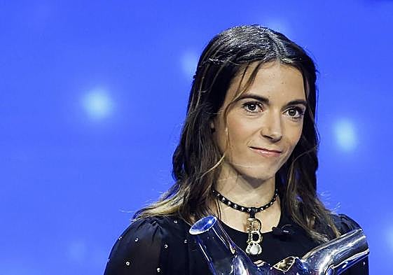 Erling Haaland y Aitana Bonmatí, con sus trofeos.