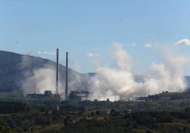 Imagen de la demolición de una de las chimeneas de la central térmica de Compostilla.