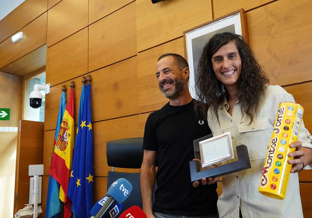 El alcalde de Siero, Ángel García, junto con la exjugadora Montse Tomé.