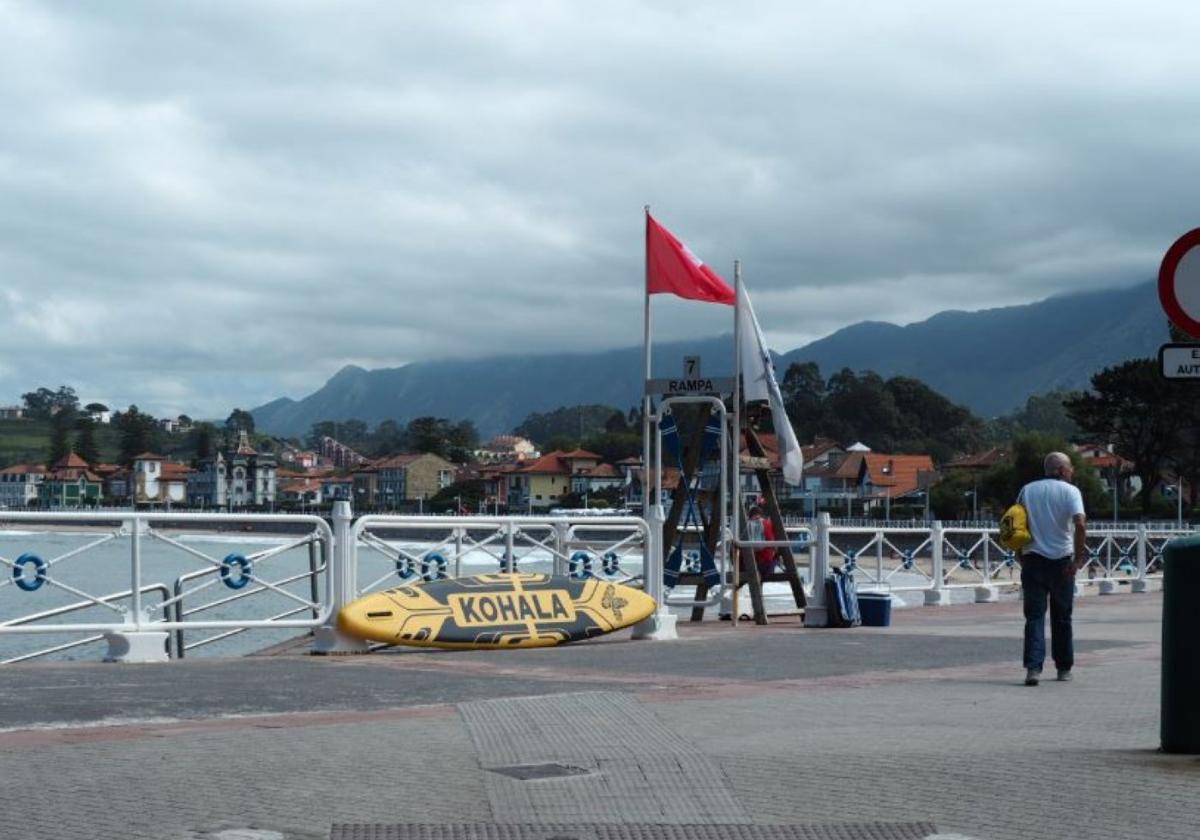 La playa de Santa Marina, en Ribadesella, lució bandera roja ayer.