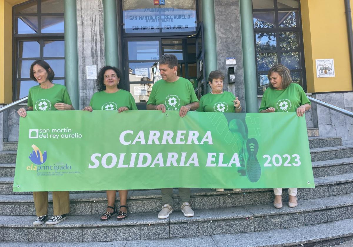 Presentación de la carrera solidaria por los enfermos de ELA, ayer, en el Ayuntamiento de San Martín.