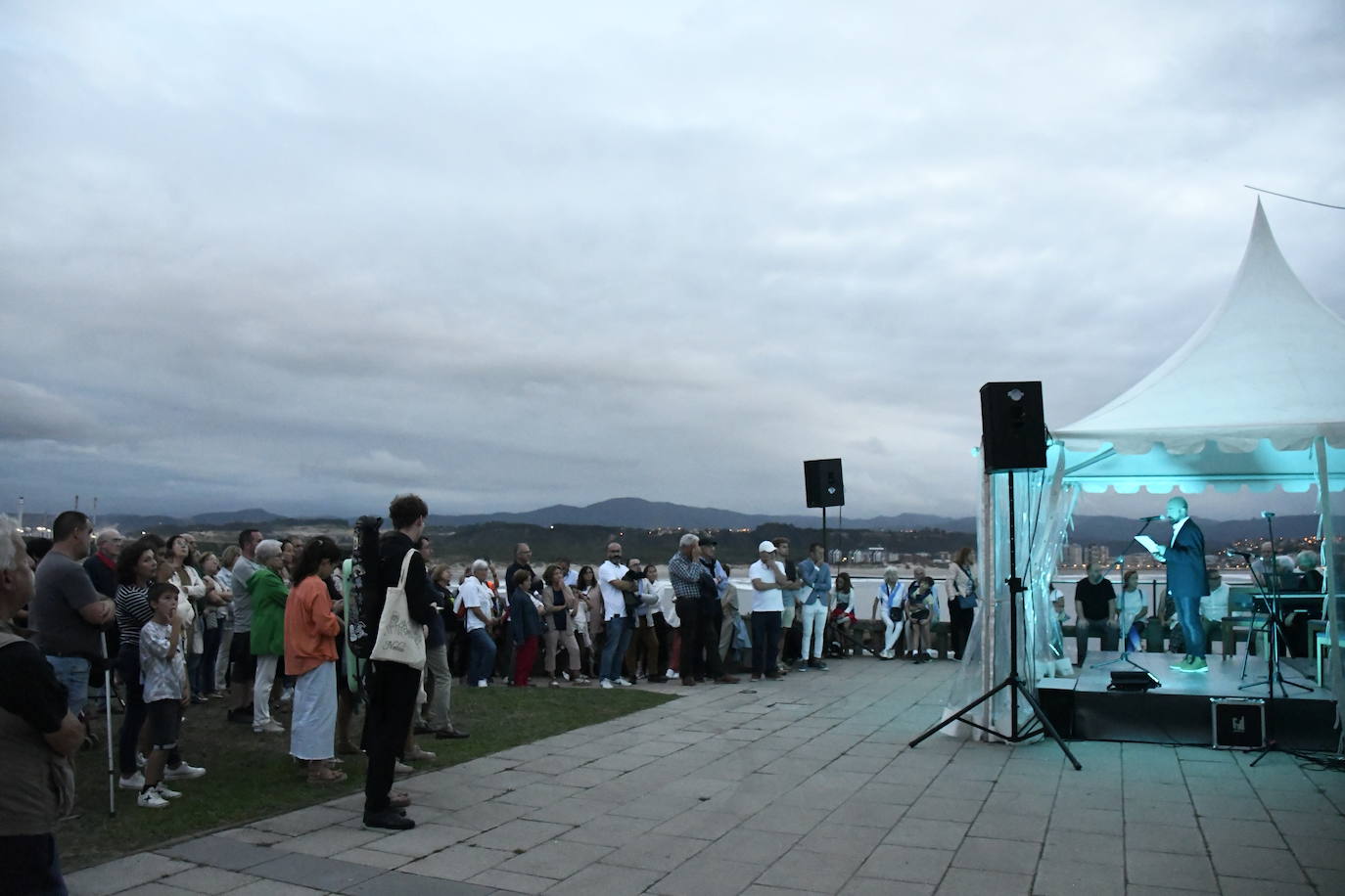 La luz del faro de San Juan se hace fiesta