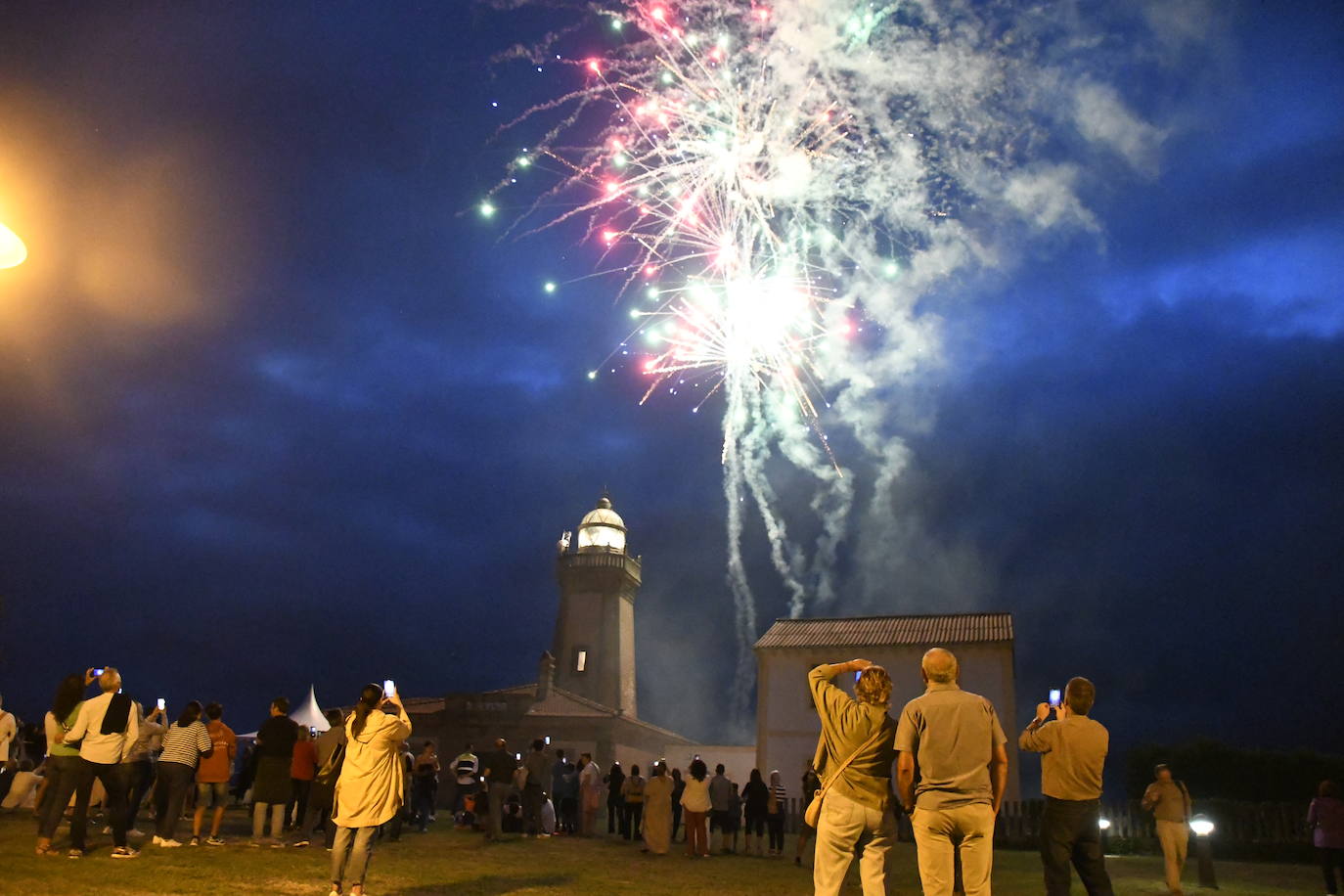 La luz del faro de San Juan se hace fiesta