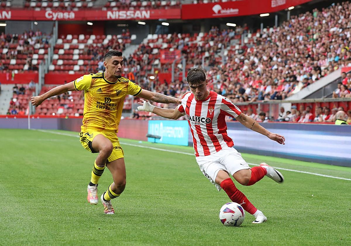 Pablo García en una jugada del partido de Liga de Segunda División entre el Sporting y el Mirandés.