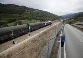 El convoy, a la altura de Campomanes, era esperada por aficionados al ferrocarril.