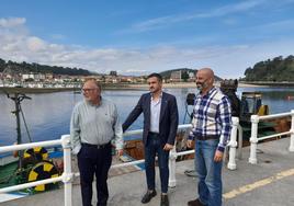 El concejal riosellano Ramón Canal; el viceconsejero de Infraestructuras y Movilidad, Jorge García, y el alcalde de Ribadesella, Paulo García.