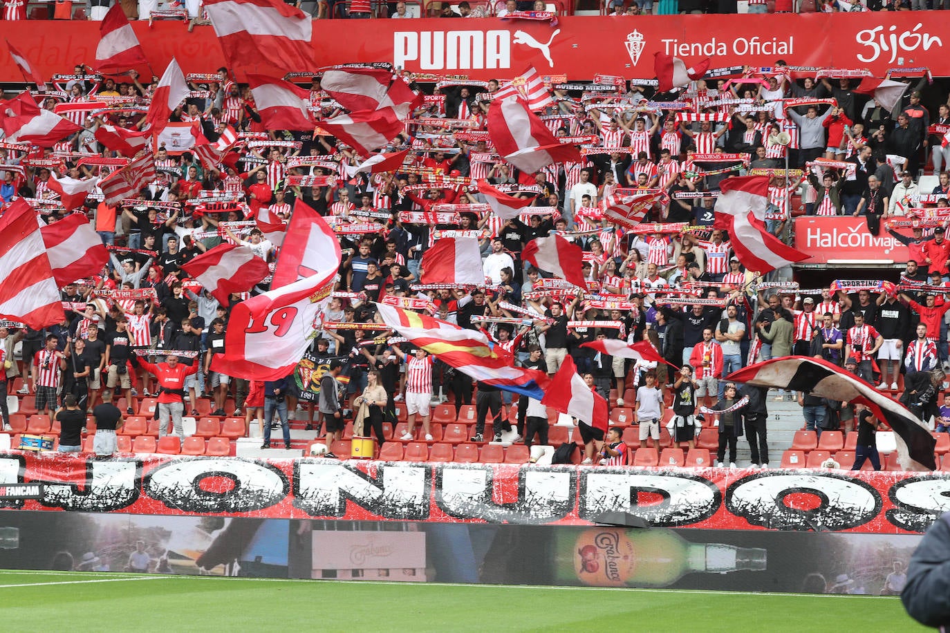 ¿Estuviste en el Sporting - Burgos? ¡Búscate en las gradas de El Molinón!