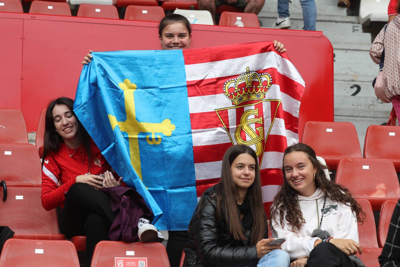 ¿Estuviste en el Sporting - Burgos? ¡Búscate en las gradas de El Molinón!