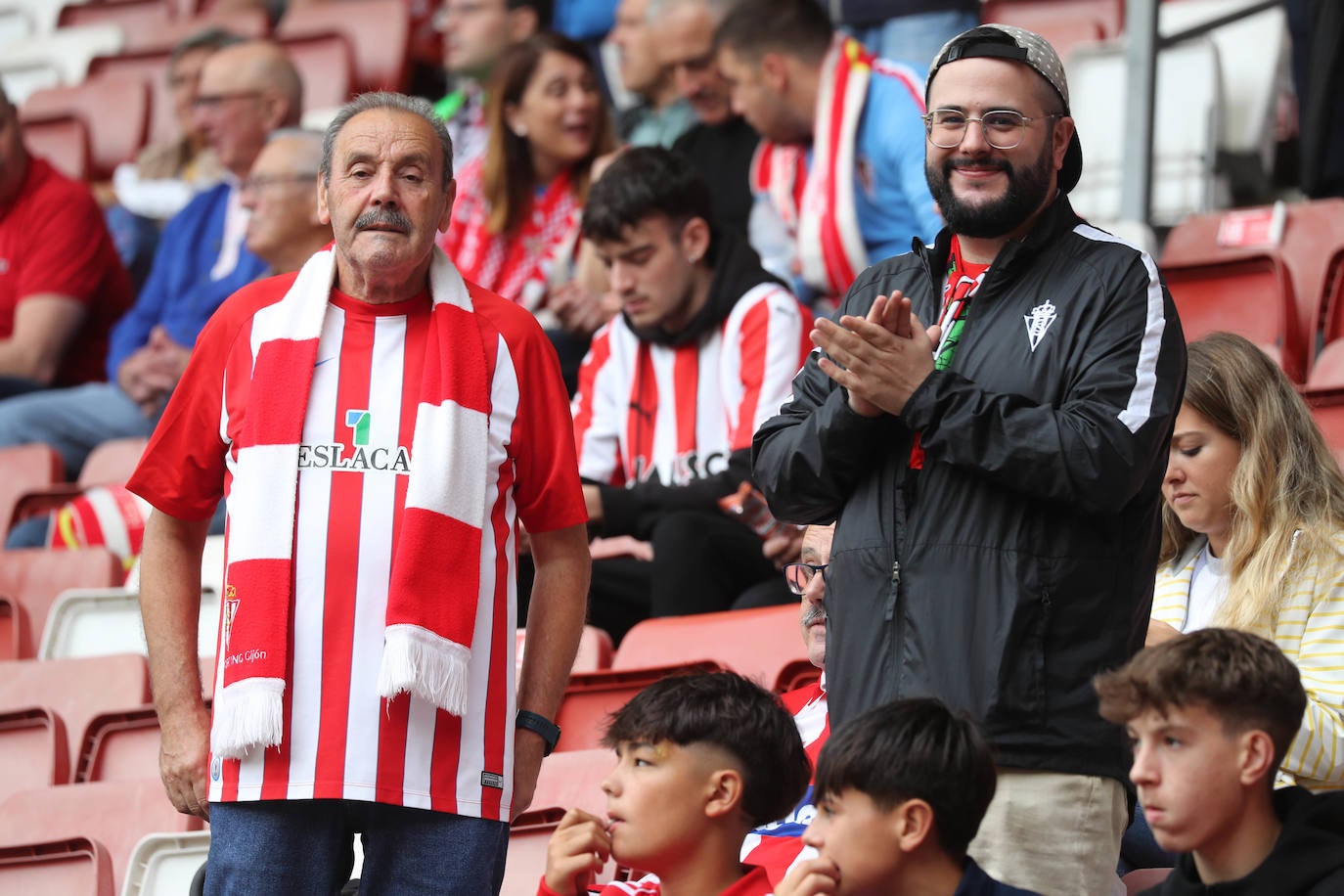 ¿Estuviste en el Sporting - Burgos? ¡Búscate en las gradas de El Molinón!