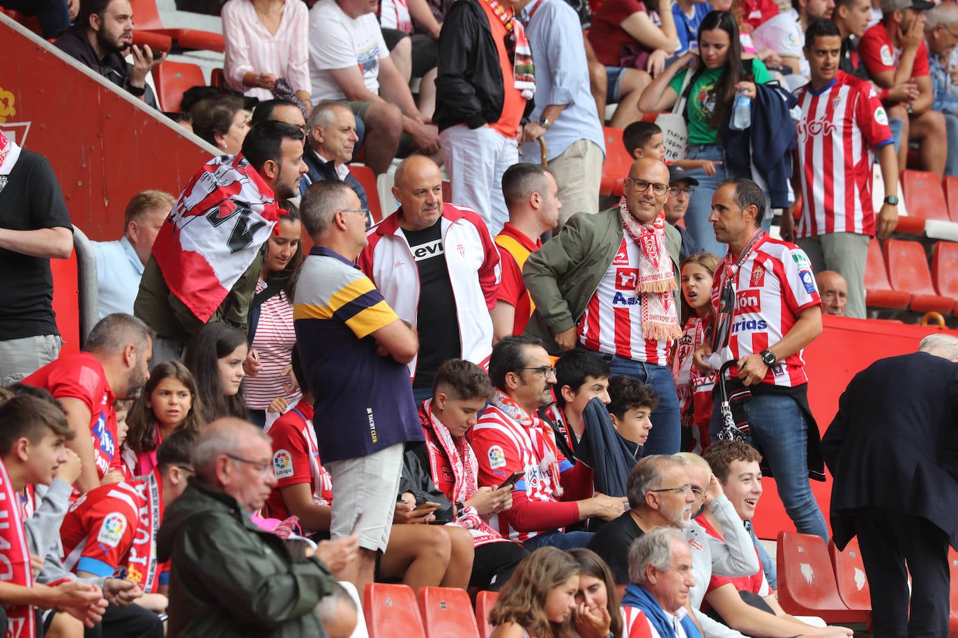 ¿Estuviste en el Sporting - Burgos? ¡Búscate en las gradas de El Molinón!