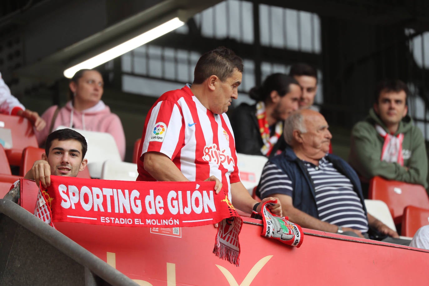 ¿Estuviste en el Sporting - Burgos? ¡Búscate en las gradas de El Molinón!