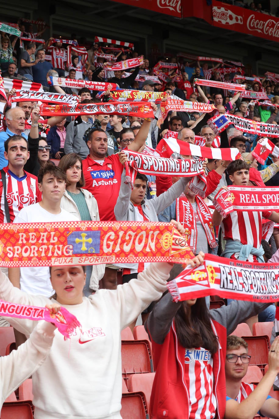 ¿Estuviste en el Sporting - Burgos? ¡Búscate en las gradas de El Molinón!