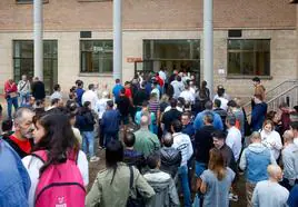 Aspirantes a una de las 60 plazas de conductor de autobús.