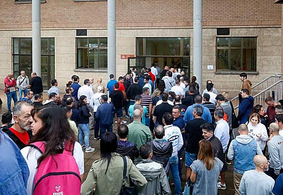 Aspirantes a una de las 60 plazas de conductor de autobús.
