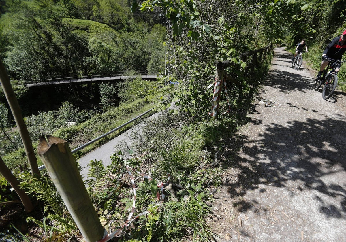 Situación en la que quedó la valla tras precipitarse ocho metros el ciclista que acabó muriendo, en mayo de 2019.