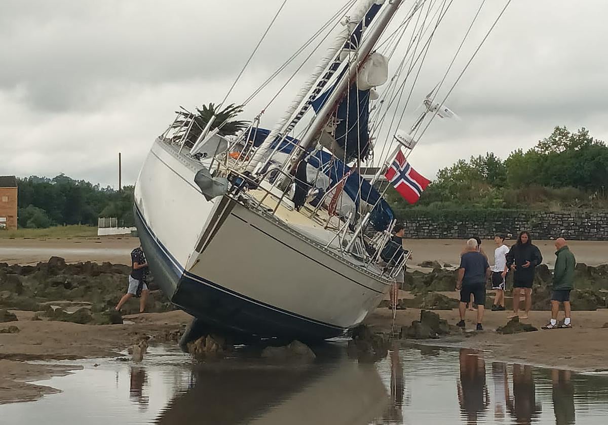El velero sufrió una avería en la mar y encalló en la playa de Bañugues.