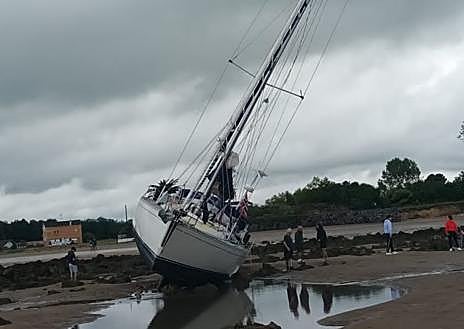 Imagen secundaria 1 - Un velero vara en la playa de Bañugues a causa de una avería eléctrica