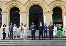 El Gobierno de Asturias: de izquierda a derecha, Concepción Saavedra (Sanidad), Marcelino Marcos (Medio Rural), Ovidio Zapico (Ordenación del Territorio), Nieves Roqueñí (Transición Ecológica), Gimena Llamedo (Vicepresidencia), Adrián Barbón (presidente del Principado), Guillermo Peláez (Hacienda), Alejandro Calvo (Fomento), Borja Sánchez (Ciencia), Melania Álvarez (Derechos Sociales) y Lydia Espina (Educación).