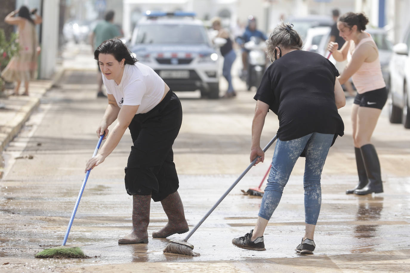 Varias mujeres barren las calles del camping Els Alfacs (Tarragona)