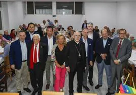 Carlos Osoro posa (en el centro) antes de la cena homenaje servida en el Centro Asturiano de Santander.