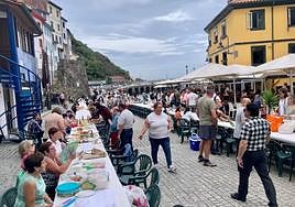 Todas las calles del centro de Cudillero, hasta la zona del puerto, llenas de mesas corridas ayer.