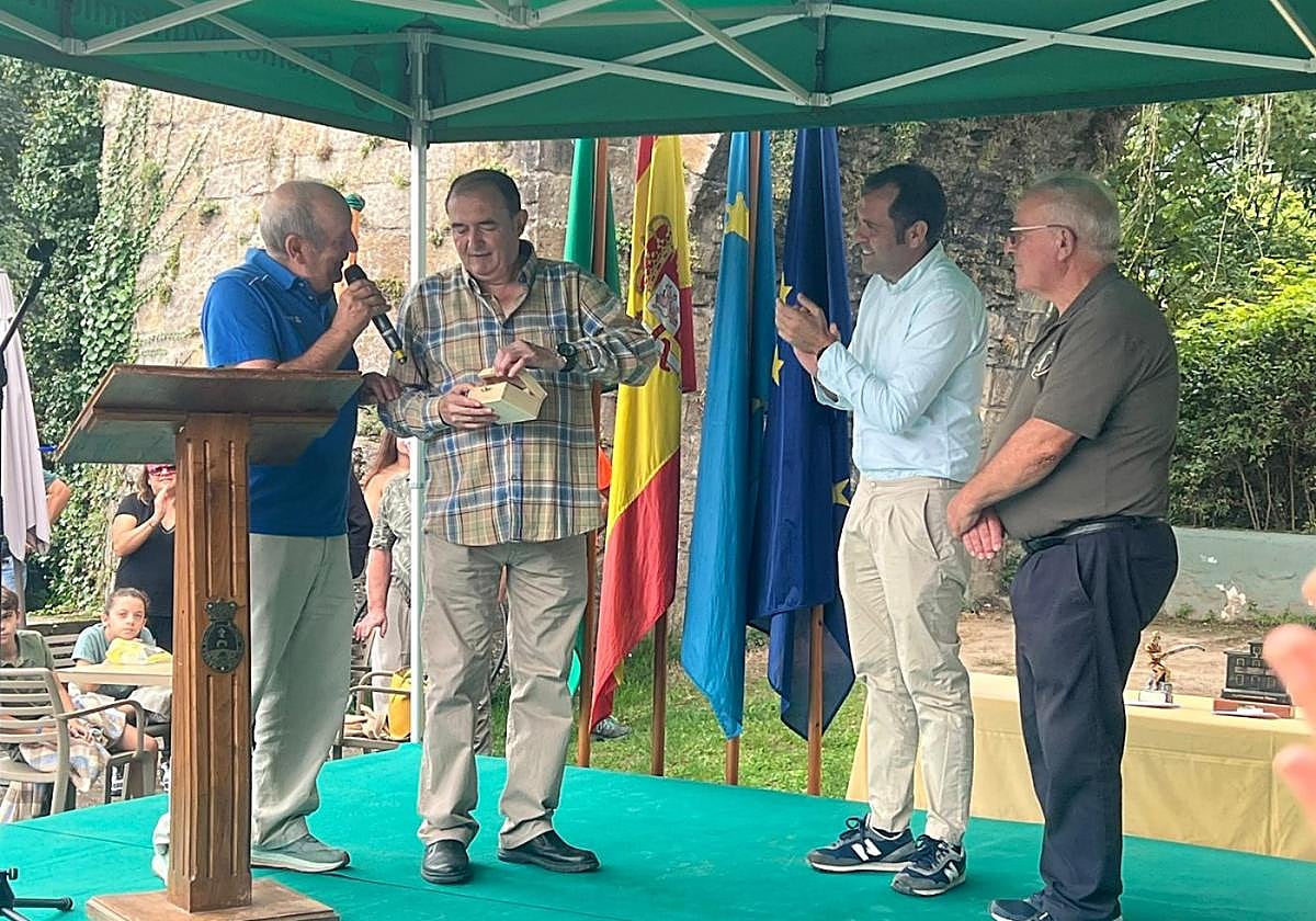 Juan José Peruyero recoge su distinción ante el presentador del acto Ángel Lueje, el alcalde José Manuel González y Antón Caldevilla.