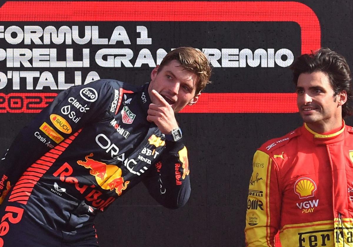 Verstappen bromea con Sainz en el podio de Monza.