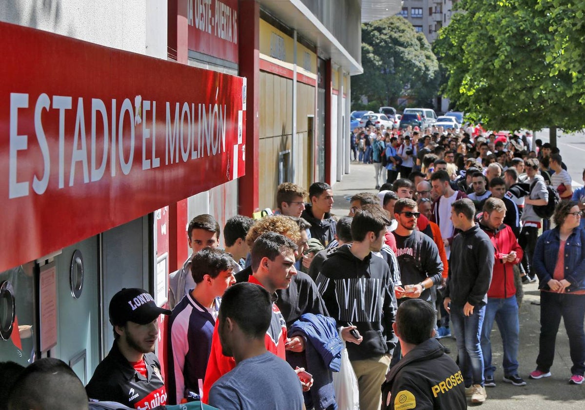 Aficionados del Sporting, delante de las taquillas de El Molinón.