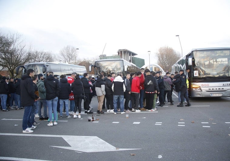 Aficionados de El Molinón, en 2022, subiendo a los autocares en El Molinón.