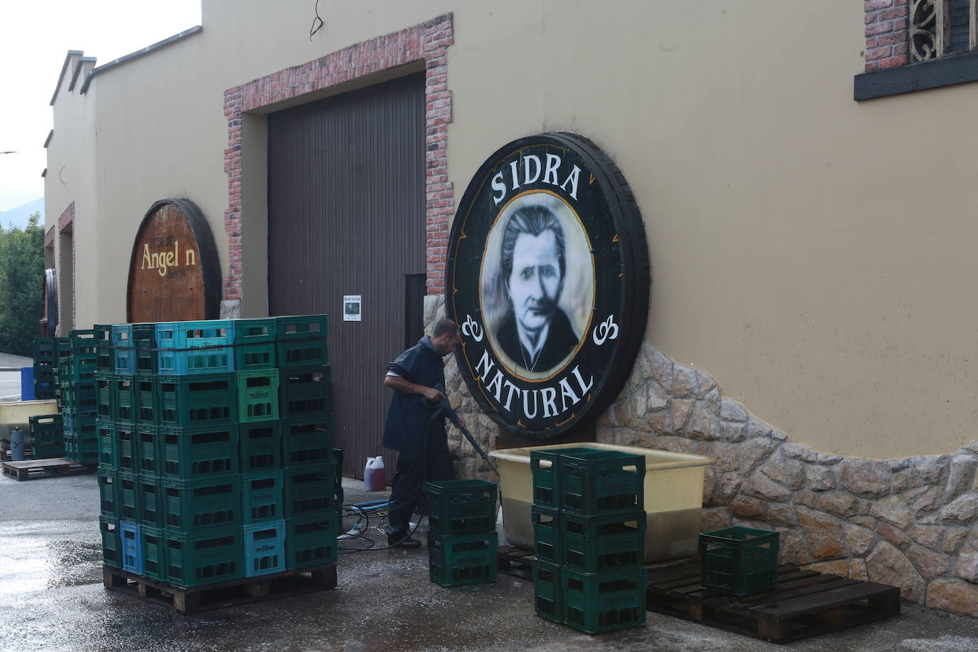 Un operario en el exterior de las instalaciones.