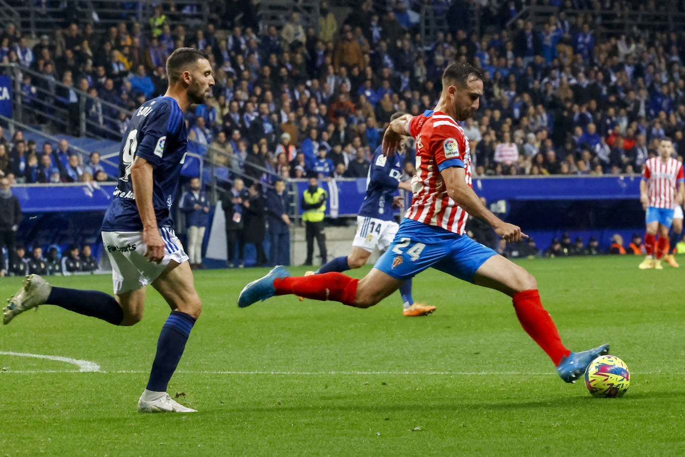 Borja Bastón y Cali Izquierdoz, en un partido entre Oviedo y el Sporting en el Tartiere.