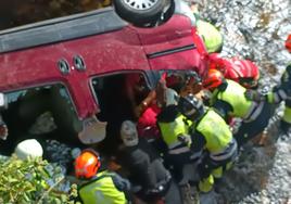 Un hombre de 77 años, herido grave tras precipitarse con su vehículo desde cuatro metros de altura al río Nalón