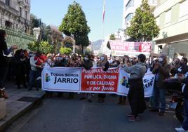 Una protesta ante la Junta General por el estado de la sanidad.