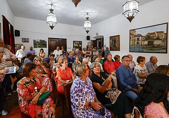 Numerosos vecinos asistieron ayer a la lectura del pregón en el salón de plenos.