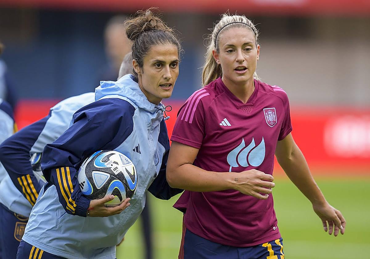 Montse Tomé, en un entrenamiento de la selección femenina junto a Alexia Putellas.