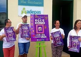 Usuarios de Adepas presentan el cartel junto a la edil de Festejos.